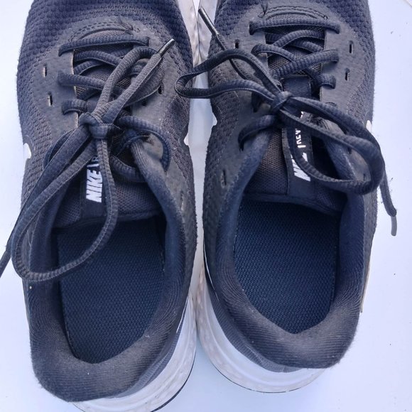 Nike Revolution size 5.5 Black White Grade School Shoes - Picture 5 of 9